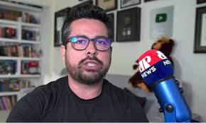 Paulo Figueiredo e o microfone da Rádio Jovem Pan