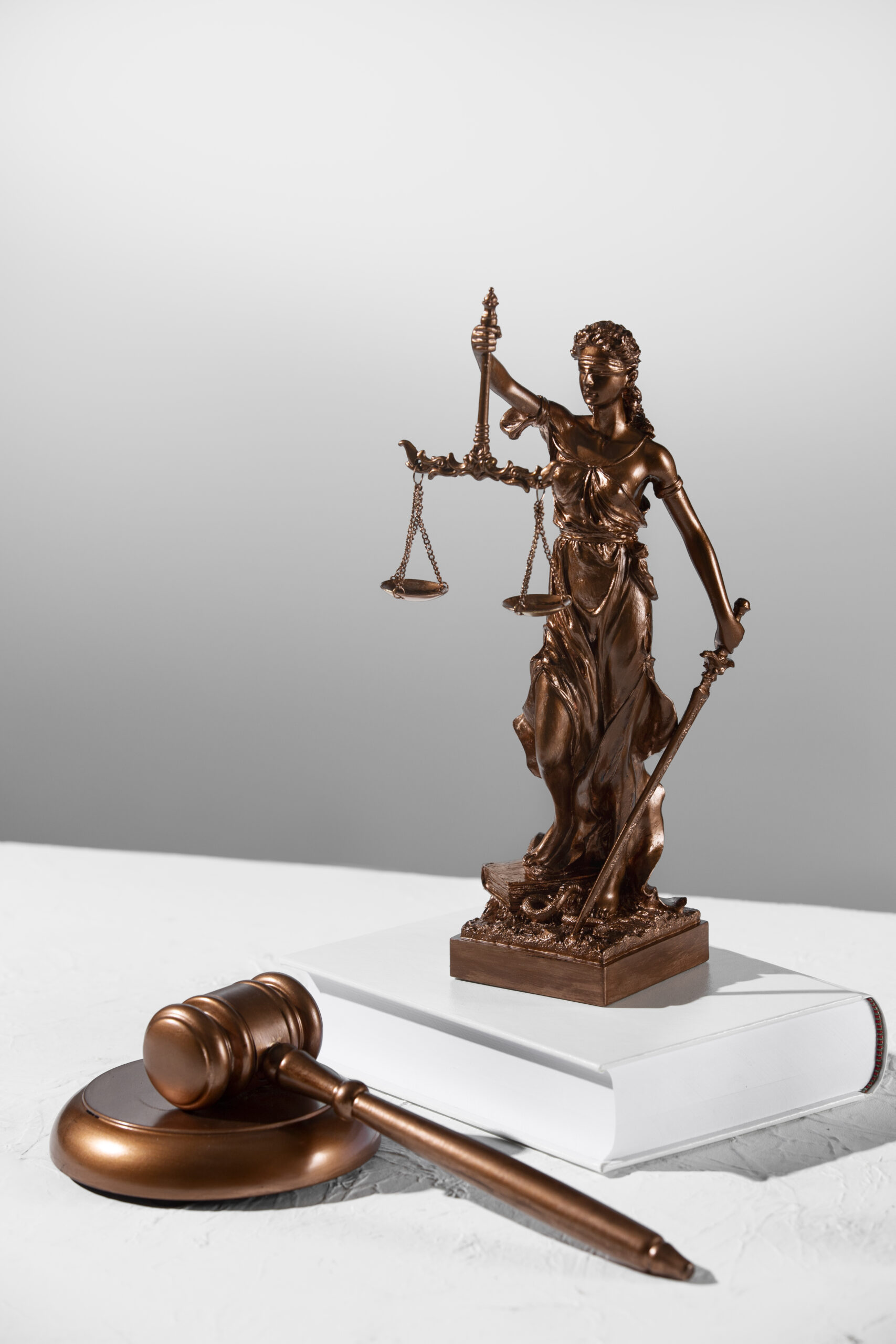 Balança e martelo da Justiça sobre uma mesa