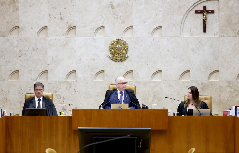 A foto mostra o ministro Edson Fachin, presidente do STF, em sessão plenária.