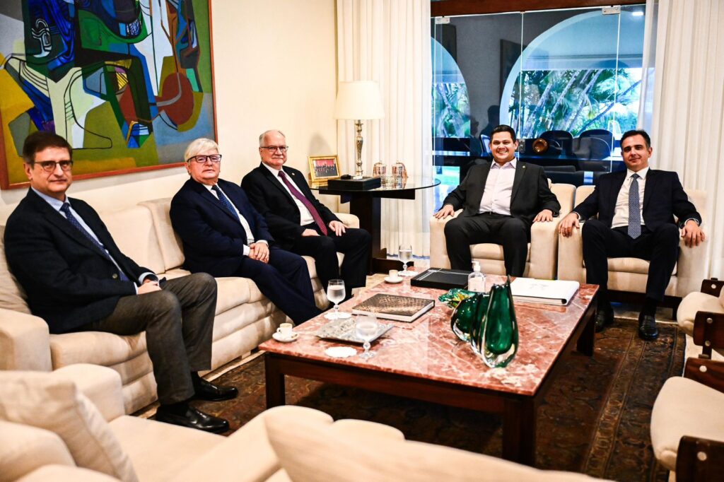 A foto mostra os presidente do STF, ministro Edson Fachi, do STJ, ministro Herman Benjamin, o procurador-geral da República, Paulo Gonet e o presidente do Senado, Davi Alcolumbre.
