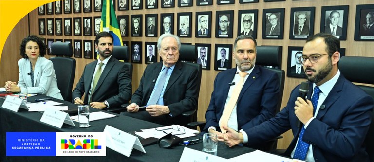 A foto mostra o ministro da Justiça, Ricardo Lewandowski, durante lançamento do Comitê de de Enfrentamento da Crise do Metanol.