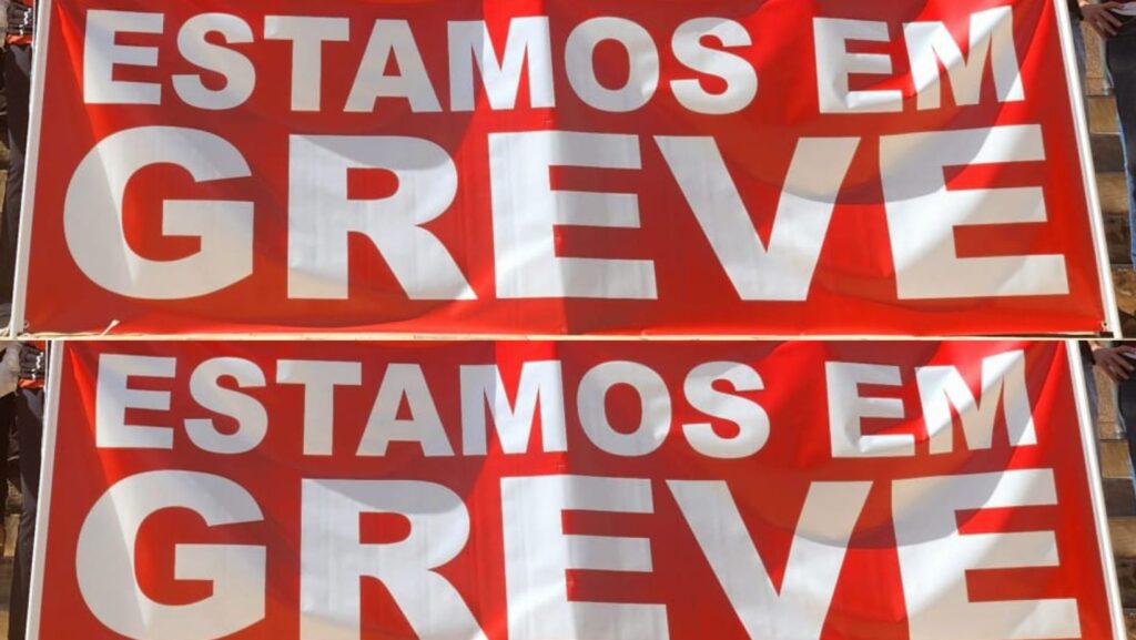 Cartazes anunciam greve em protesto de trabalhadores