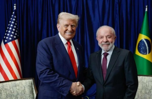 Os presidentes Trump e Lula após reunião em Kuala Lumpur, na Malásia