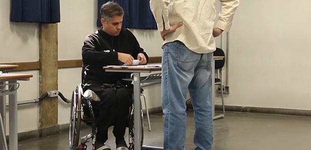 Mesário com deficiência atua nas eleições