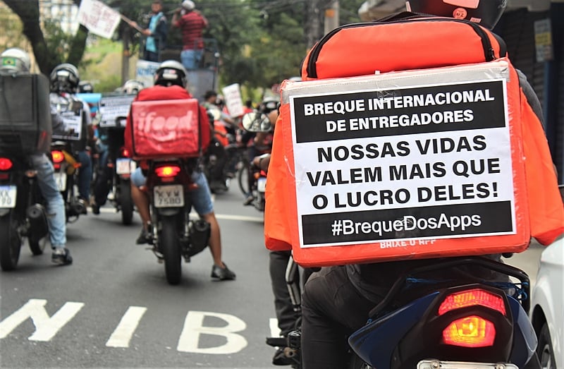 Motoboys entregadores que trabalham para aplicativos de entrega questionam uberização do trabalhop