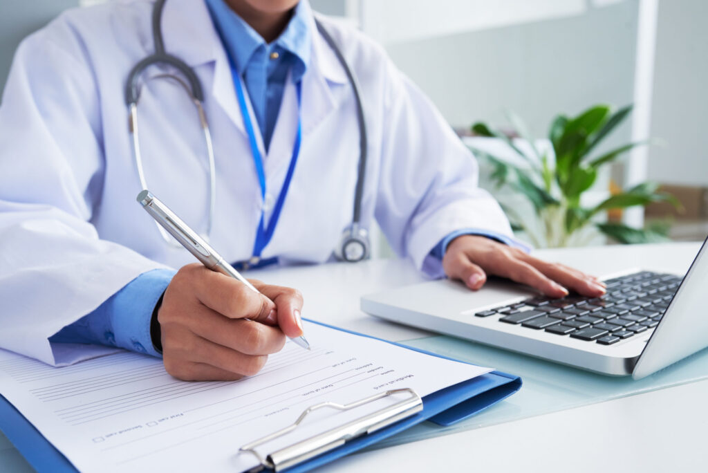Foto mostra médico em atendimento, e é alusiva a plano de saúde