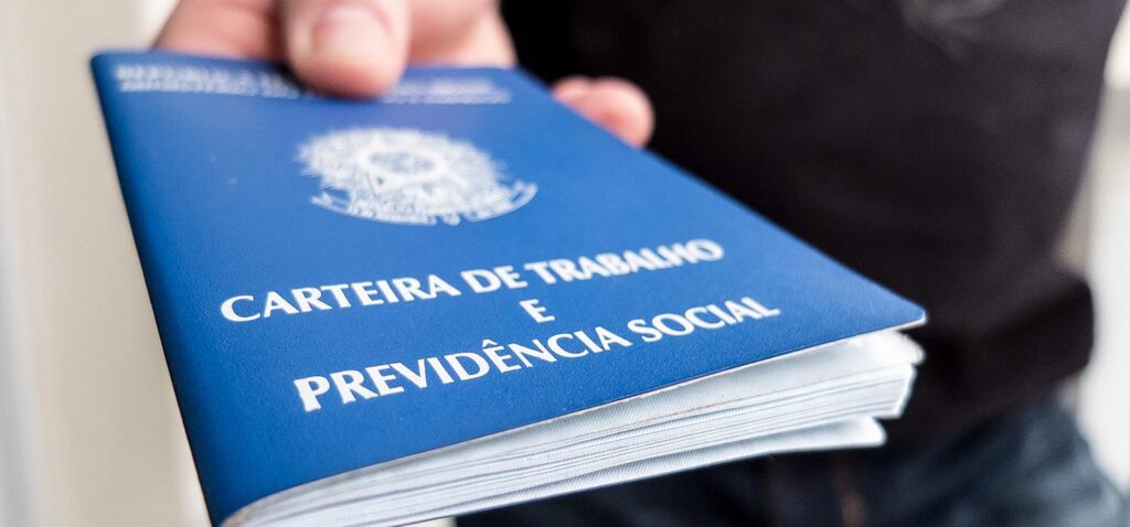 foto de uma carteira de trabalho alusiva à reforma trabalhista