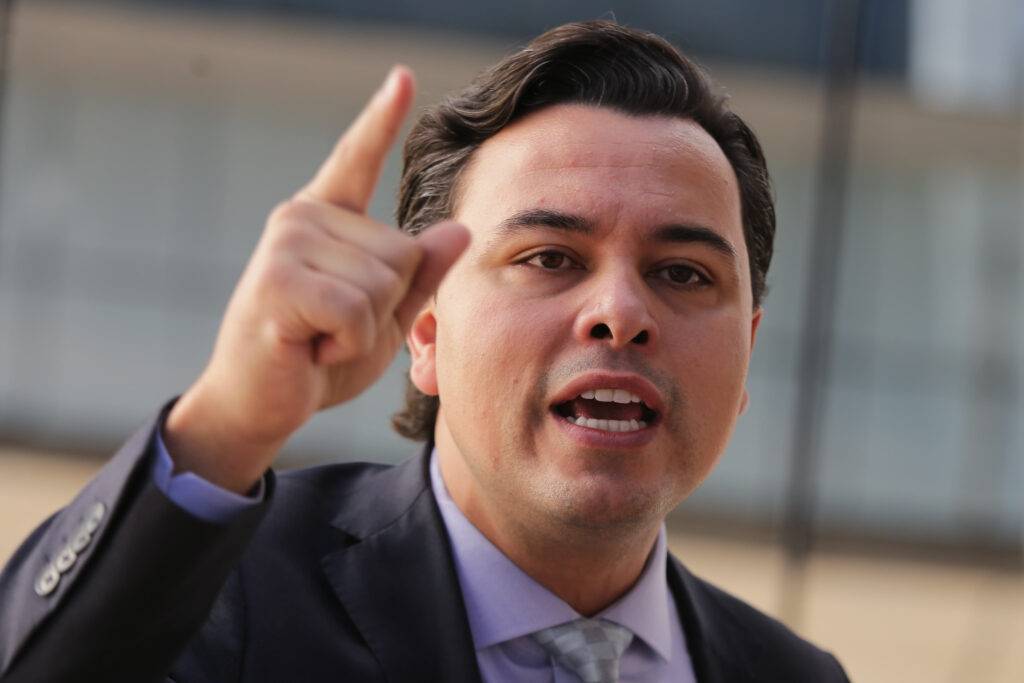 A metralhadora giratória de Jeffrey Chiquini misto de advogado e militante da direita