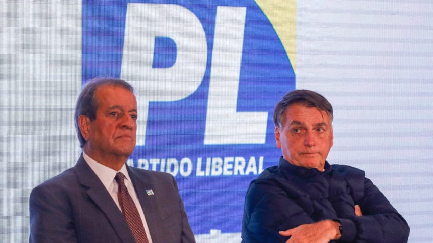 Valdemar da costa Neto e Jair Bolsonaro com a bandeira do PL ao fundo