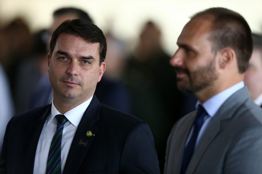 Flávio e Eduardo Bolsonaro falam sobre prisão do pai
