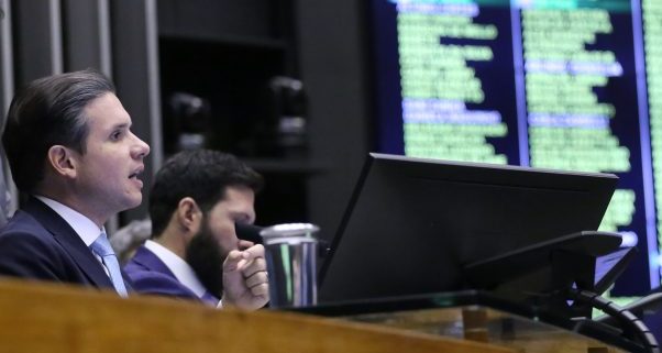 Hugo Motta, presidente da Câmara Federal, com o painel de votação em segundo plano