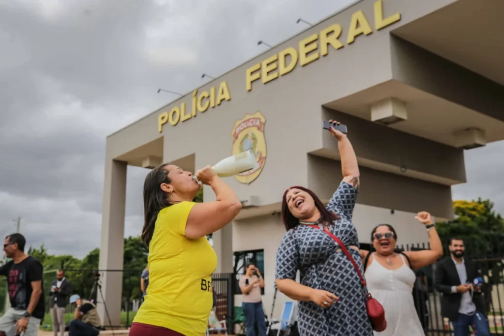 Manifestação na porta da PF em Brasília