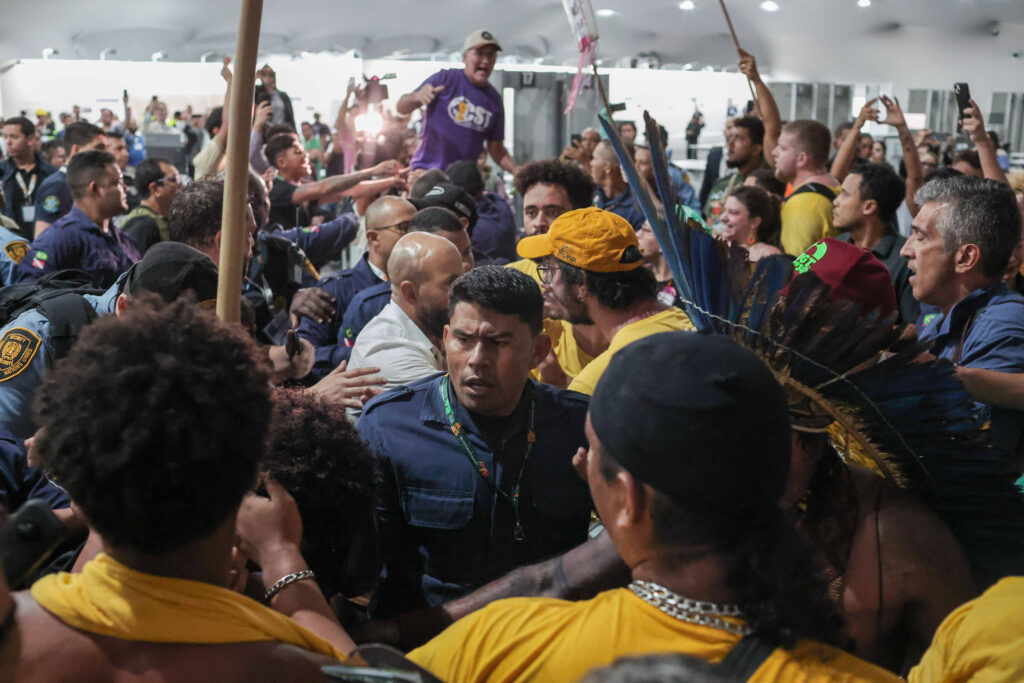 Indígenas protestam na área de trabalho da COP30