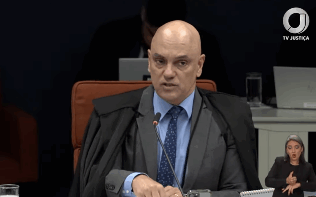 O minjstro Alexandre de Moraes em sessão de julgamento do Núcleo 3 da Trama Golpista