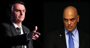 Bolsonaro apontando dedo para frente e Alexandre de Moraes com visionomia séria