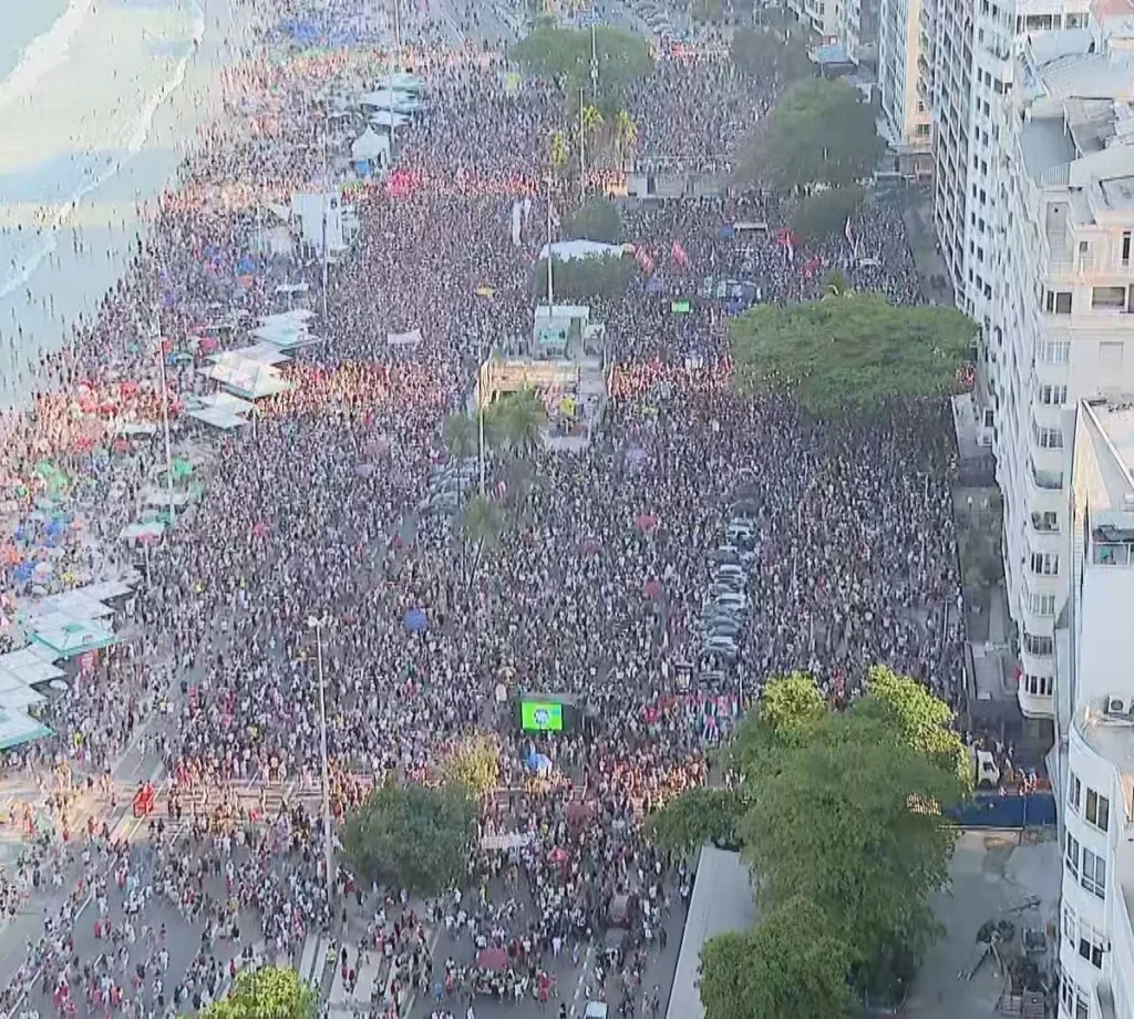 Multidão reunida no Rio de Janeiro protesta contra dosimetria e atitudes do Congresso