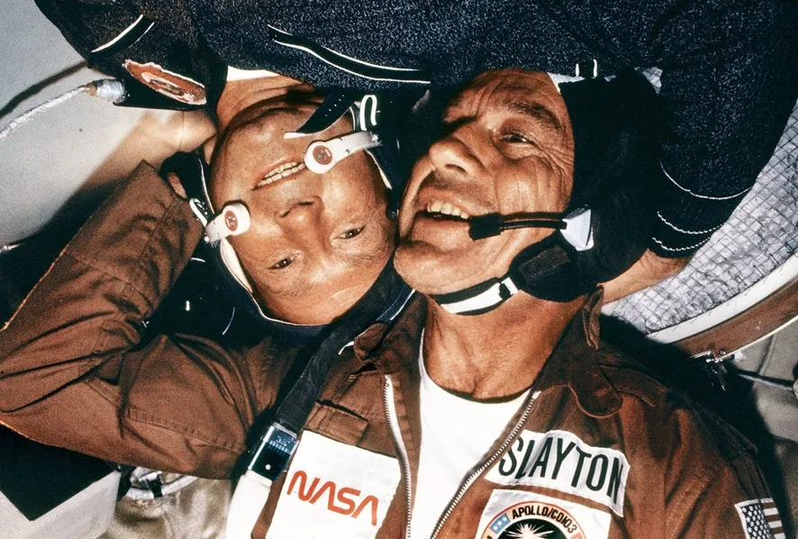 O astronauta americano Deke Slayton e o cosmonauta russo Alexei Leonov durante o encontro das naves Apollo e Soyuz.