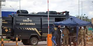 Equipe do esquadrão antibomba tentando desmontar artefato