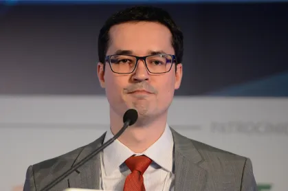 Ex-procurador do MP, Deltan Dallagnol falando num microfone