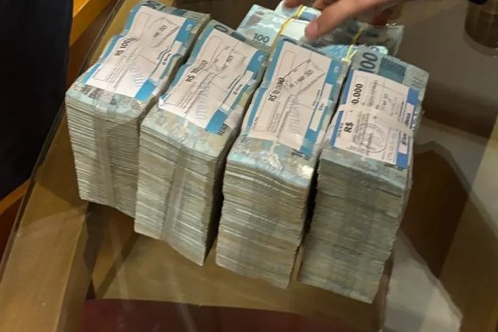 PF apreendeu R$ 430 mil em flat de Sóstenes Cavalcante, líder do PL