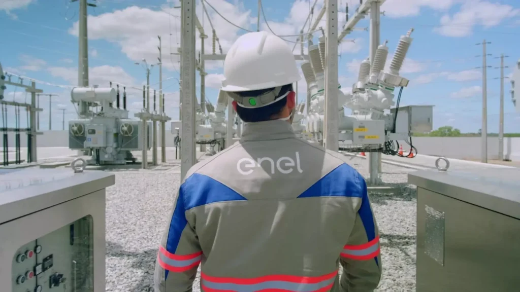 Técnico da ENEL em uma subestação da concessionária de energia elétrica