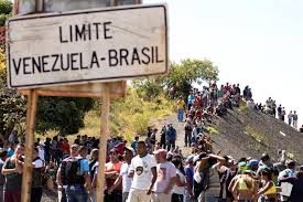 Imigrantes venezuelanos na fronteira com o Brasil, em Roraima