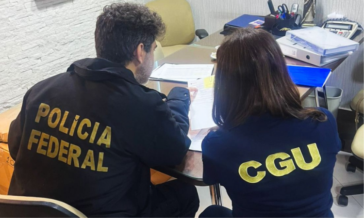 Policiais federais e técnicos da TCU sentados examinando dados na nova fase da Operação Sem Desconto