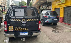 Viatura da Polícia Federal numa rua do Rio de Janeiro
