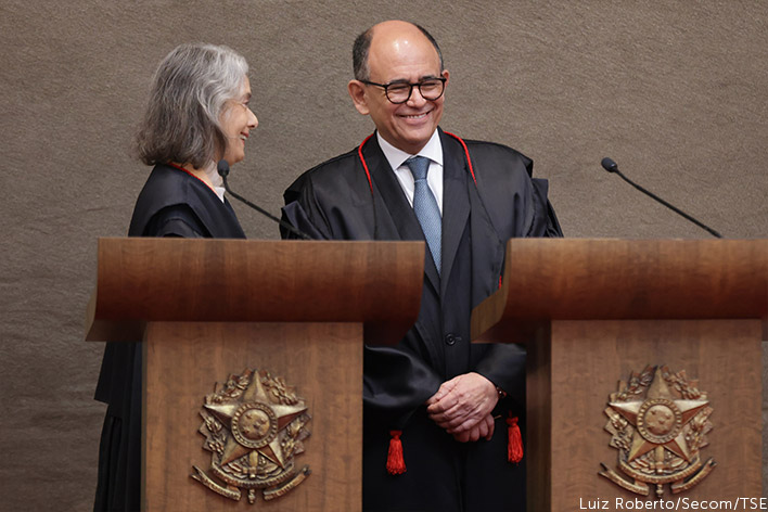 Ministra Cármen Lúcia e ministro Antônio Carlos Ferreira em pé, durante solenidade de posse dele como corregedor da Justiça Eleitoral