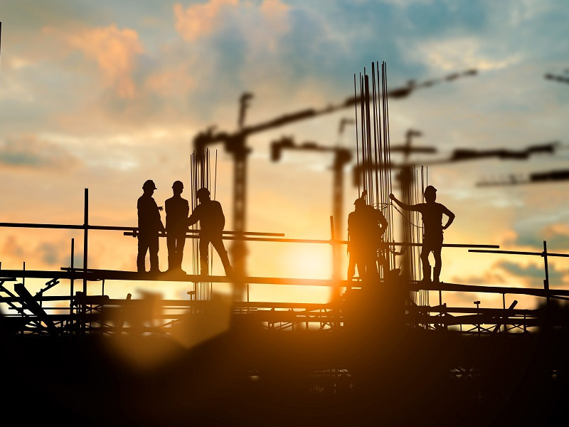 trabalhadores em linha de transmissão