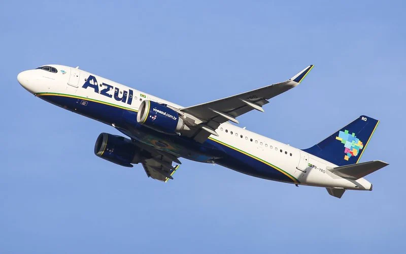 Avião da Azul decolando