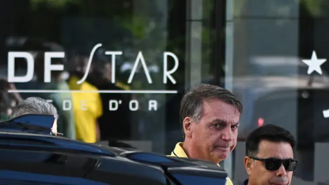 Rosto de Bolsonaro saindo do DF Star depois de internação