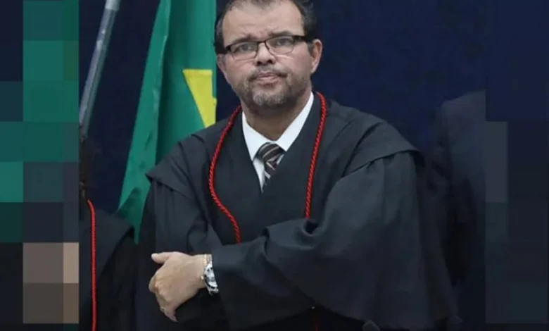 Desmbargador Maurício Miranda vestido com toga no Tribunal