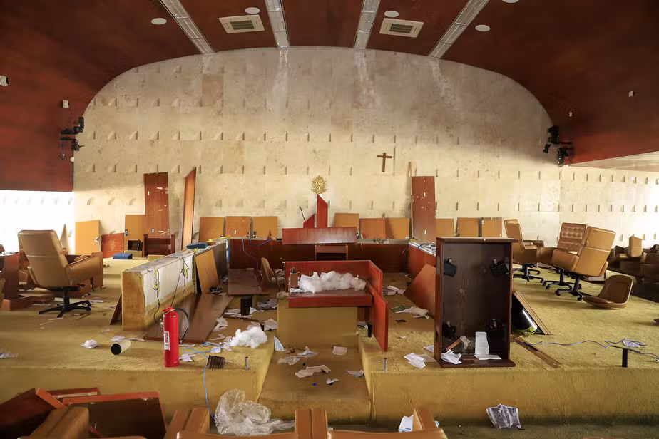 plenário do STF destruído pelos atos golpistas do dia 8 de janeiro de 2023