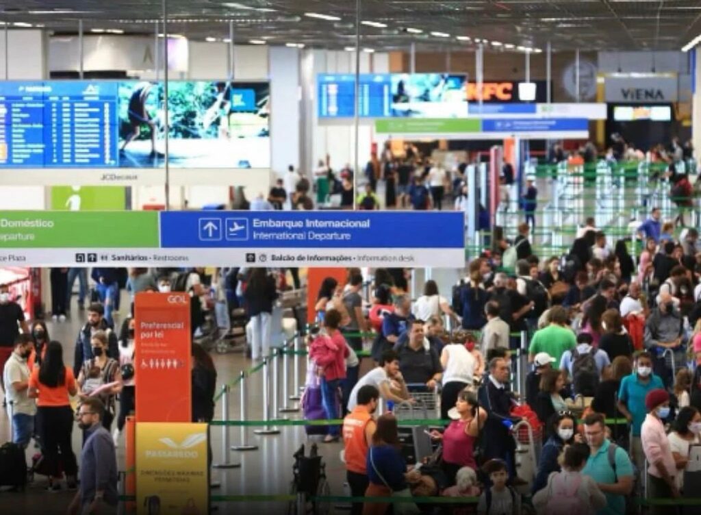 Ambiente em aeroporto lotado no final do ano