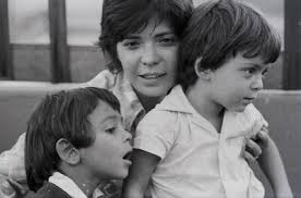 Filhos do jornalista Vladimir Herzog, vítima do regime militar, crianças ao lado da mãe.