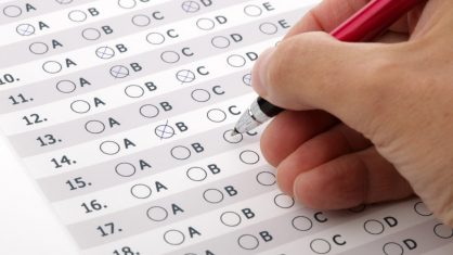 Candidato preenche gabarito em concurso público