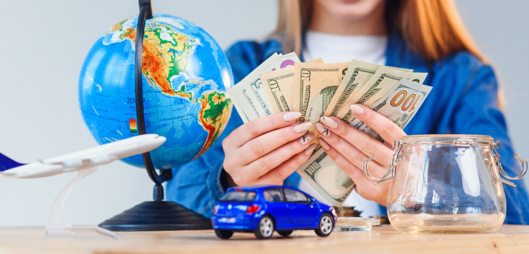 mãos de mulher segurando dinheiro