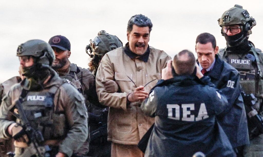 Nicolas Maduro entre agentes antidrogas dos EUA