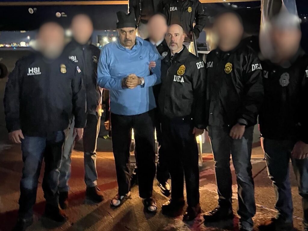 Nicolas Maduro entre agentes do DEA no presídio onde está confinado em Nova York