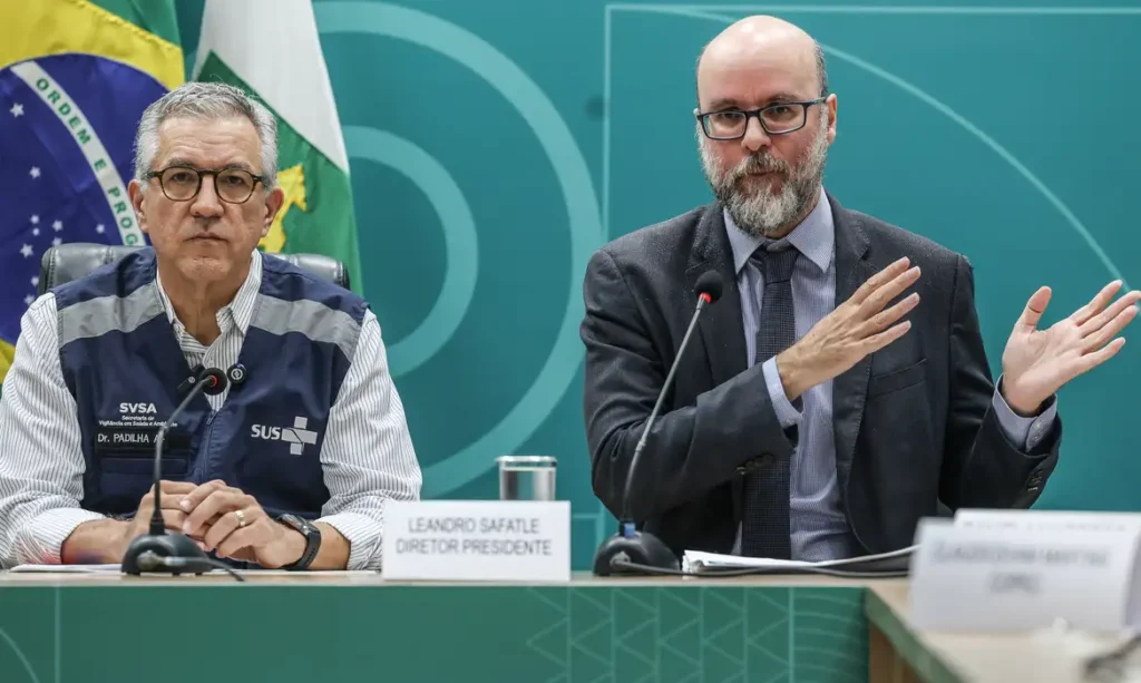 o ministro da Saúde, Alexandre Padilha, e o diretor-presidente da Anvisa, Leandro Safatle