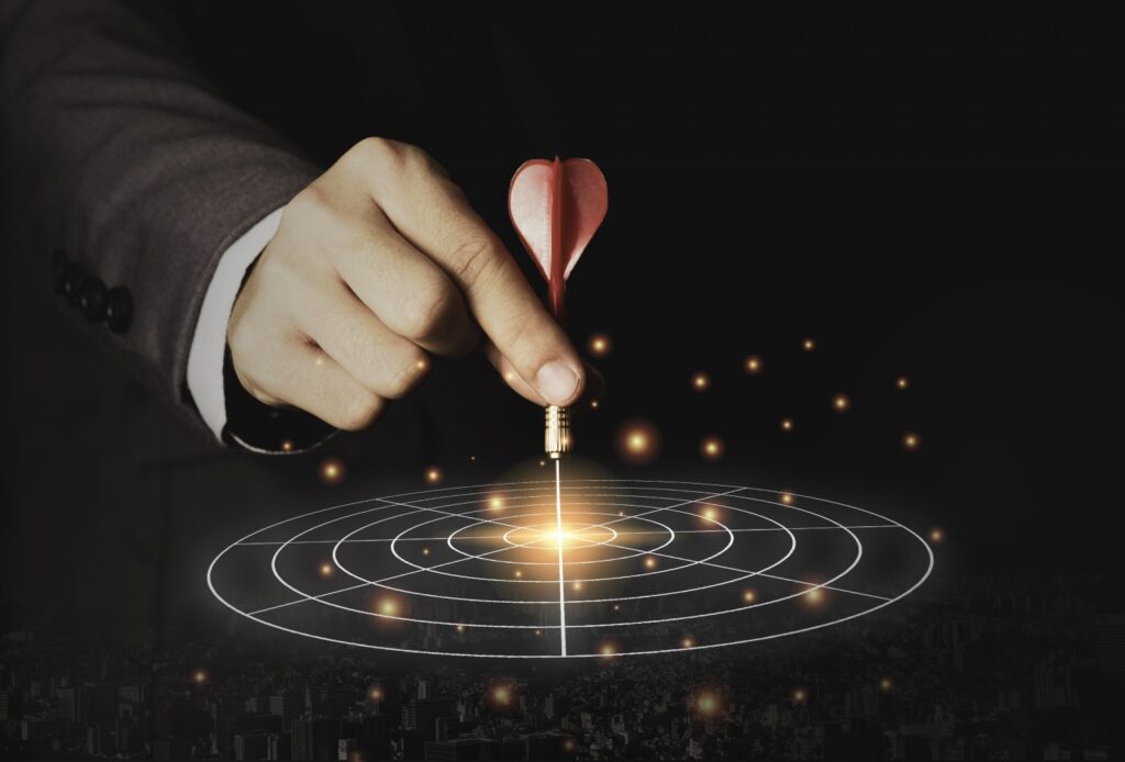 A foto mostra uma arte feita com a mão de uma pessoa consultando dados no Sniper.