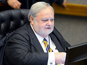 O ministro aposentado do Superior Tribunal de Justiça, Felix Fischer, morreu aos 78 anos, em Brasília. Ele estava hospitalizado no Hospital Sírio-Libanês, onde recebia cuidados médicos.