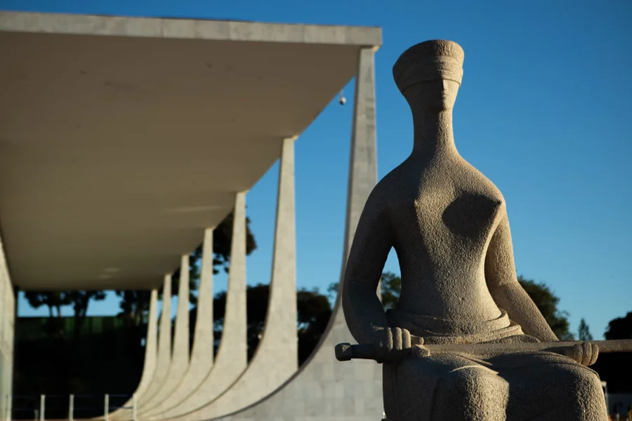 Edifício-sede do STF com estátua da Justiça na frente
