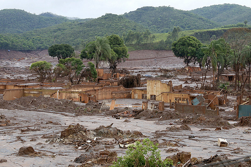 Vista aérea de áraea do derramamento da Barragem do Fundão, em Mariana (MG), em 2015