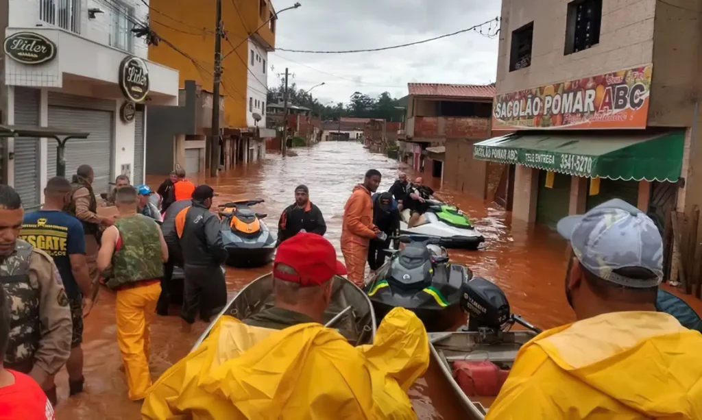 Equipes de socorro trabalham para salvar vitimas das chuvas em Minas Gerais