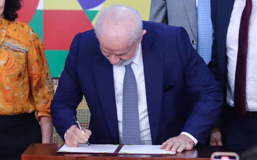 Presidente Lula sanciona leis com vetos