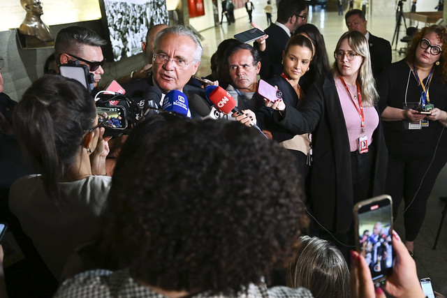 Senador Renan Calheiros dando entrevistas nesta quarta-feira (04/02)