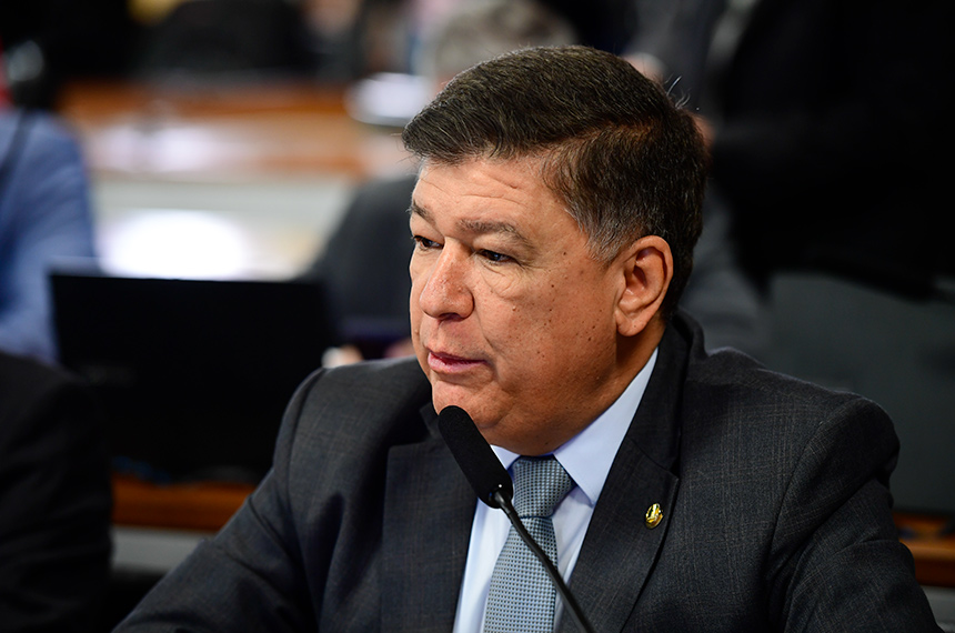 Senador Carlos Viana, presidente da CPMI do INSS, durante uma das reuniões