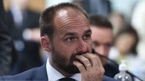 Eduardo Bolsonaro com mão na boca com semblante de quem está temeroso